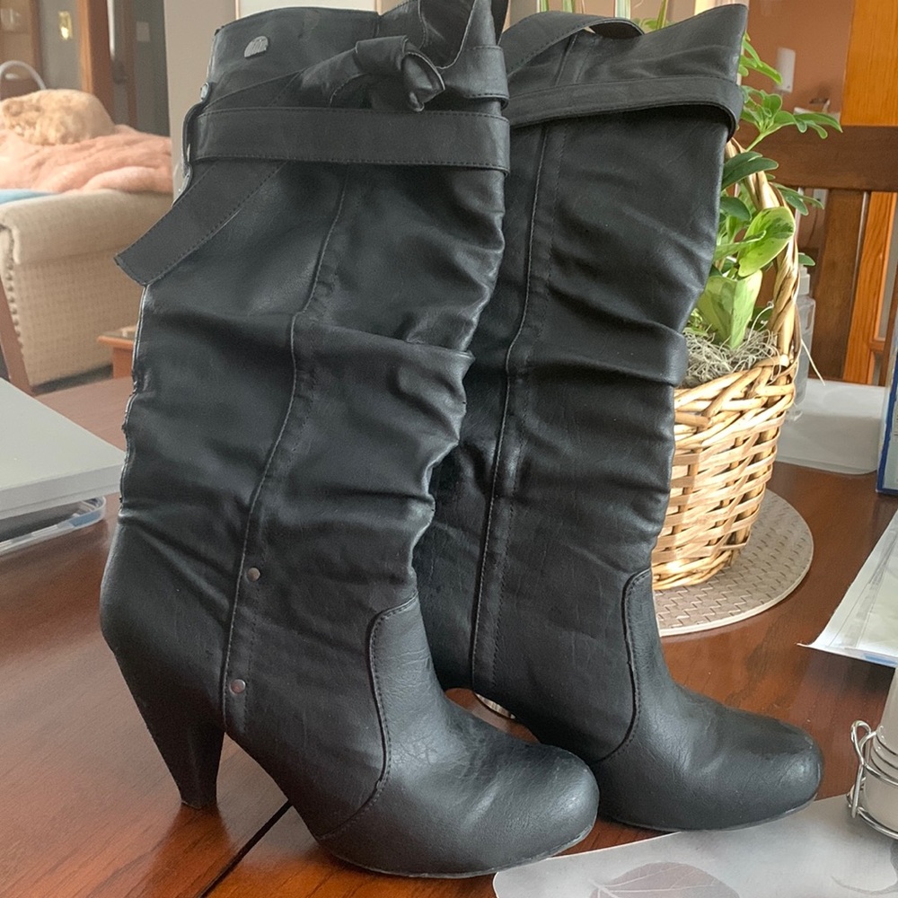 High heeled tall boots, size 8, brand mtng, black pleather